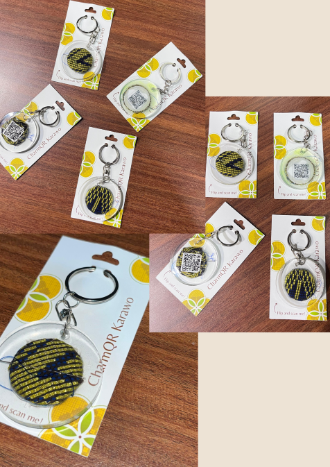 Gantungan kunci dengan motif bunga